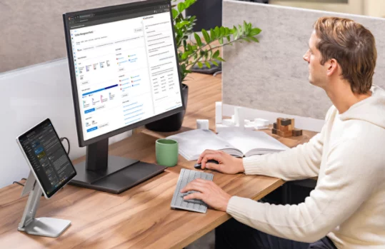 Uma pessoa numa secretária a utilizar um Surface Pro para Empresas, Copilot+ PC, 12 polegadas | Snapdragon.