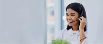 En person iförd ett headset