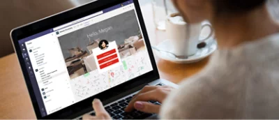 En kvinna använder en bärbar dator med en persons profil på.