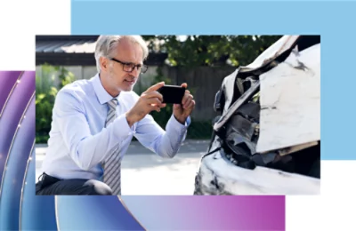Un hombre hace una foto de un coche.