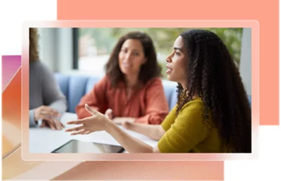 En kvinna som pratar med en man.