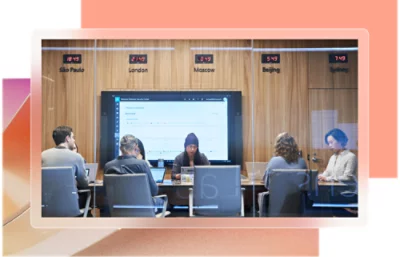 En grupp personer som sitter vid ett bord med texten Landan synlig.