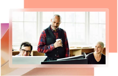 En grupp personer som arbetar på datorer i ett klassrum.