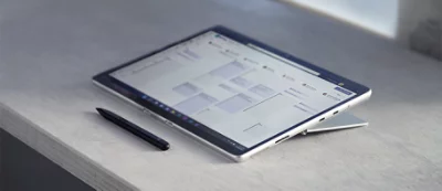 Um tablet a exibir um calendário digital e uma caneta do tablet