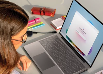 En kvinna tittar på skärmen på en bärbar dator.