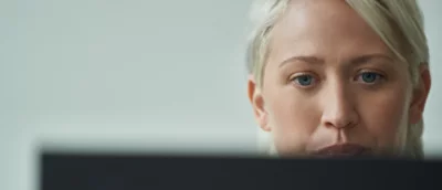 Närbild av en kvinnas ansikte.