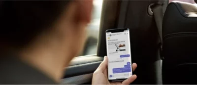 Un bărbat cu telefonul în mână