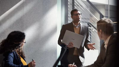 Tres personas conversando en una oficina
