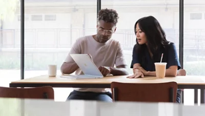 En man som visar en bärbar datorskärm för en man