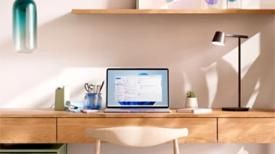 Windows che mostra la videochiamata di Microsoft Teams e un banner che mostra Copilot in una riunione live di Teams