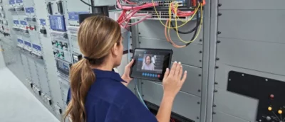 En person som använder en surfplatta